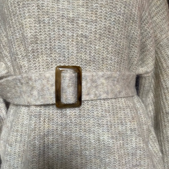 Aritzia Babaton - extremely soft Wool Sweater with Matching Belt - like new - Picture 10 of 12